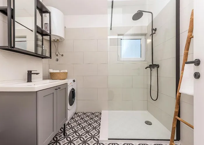 Vista Mare - 3 Bedroom, Sea View Apartment Makarska