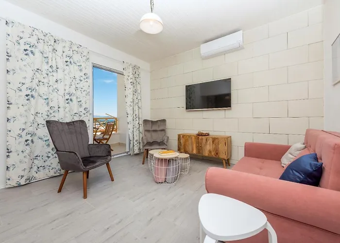 Vista Mare - 3 Bedroom, Sea View Apartment *